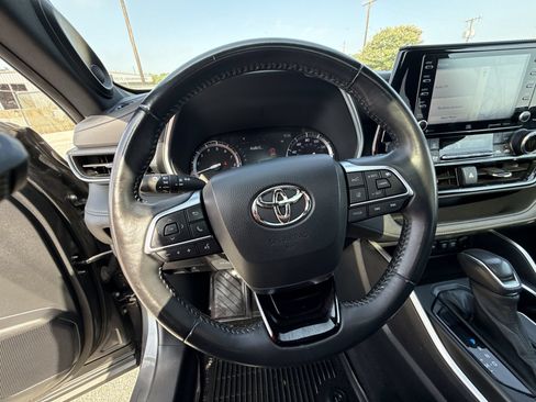 Used 2021 Toyota Highlander XSE FWD image 11