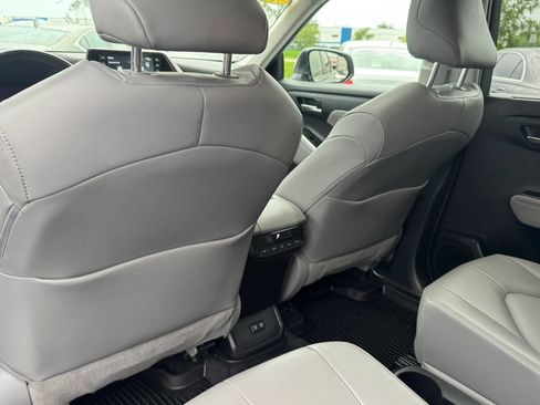 Used 2021 Toyota Highlander XLE AWD/4WD image 31