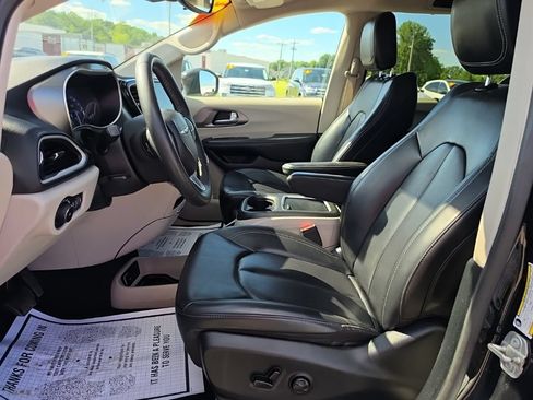 Certified 2023 Chrysler Pacifica Touring-L FWD image 13