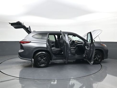 Used 2022 Toyota Highlander LE image 40