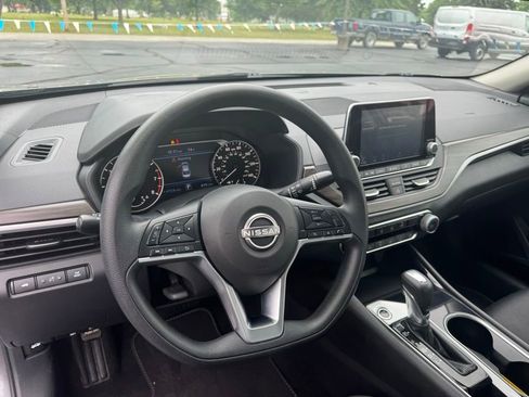 Used 2024 Nissan Altima 2.5 SV FWD image 7