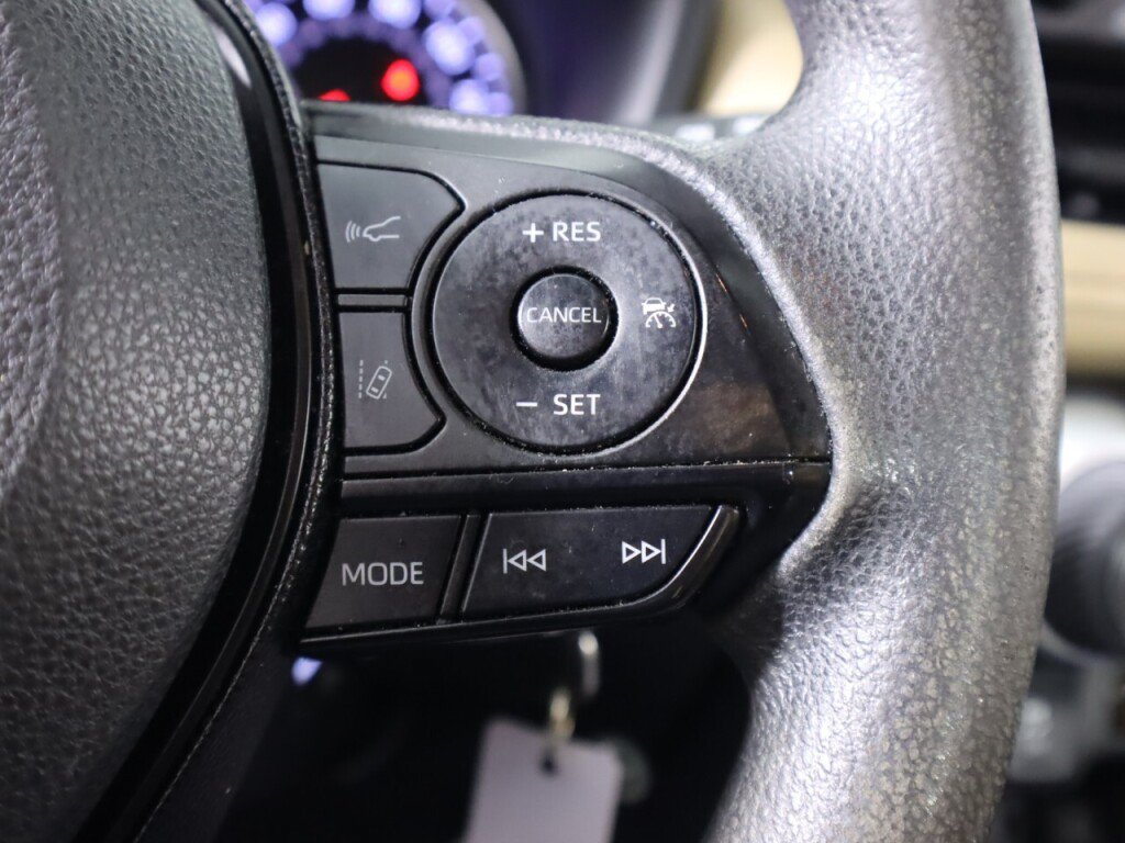 Used 2021 Toyota RAV4 LE FWD image 13