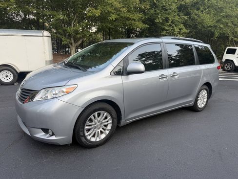 Used 2011 Toyota Sienna XLE w/ XLE Navigation Pkg FWD image 2
