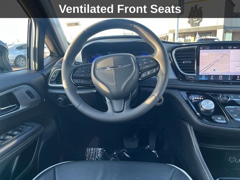 Used 2025 Chrysler Pacifica Limited image 26