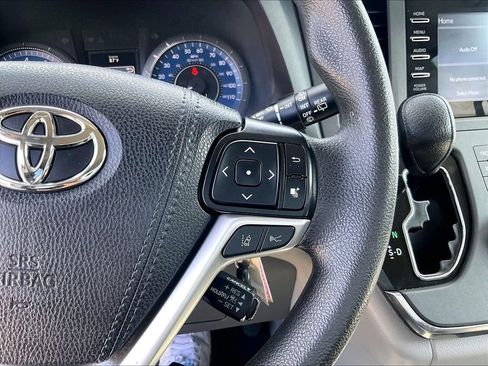 Used 2019 Toyota Sienna L w/ Carpet Mat Package FWD image 21