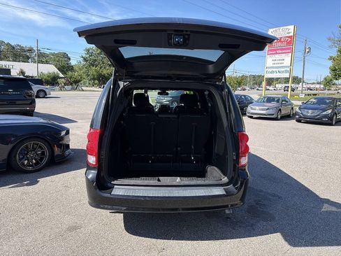 Used 2019 Dodge Grand Caravan SXT w/ Driver Convenience Group FWD image 9