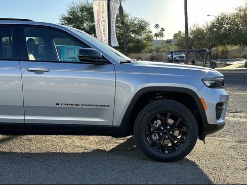 New 2025 Jeep Grand Cherokee Laredo AWD/4WD image 10
