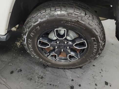 Used 2018 Jeep Wrangler Unlimited Sahara AWD/4WD image 11