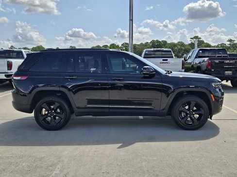 Used 2024 Jeep Grand Cherokee Altitude AWD/4WD image 4