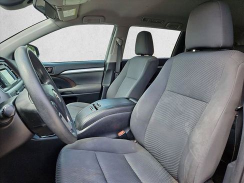 Used 2019 Toyota Highlander LE FWD image 14
