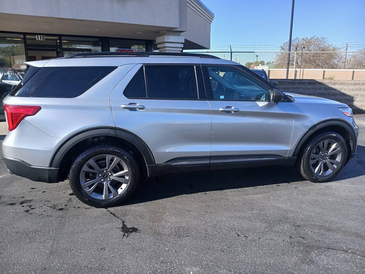 Used 2021 Ford Explorer XLT w/ Equipment Group 202A AWD/4WD image 8