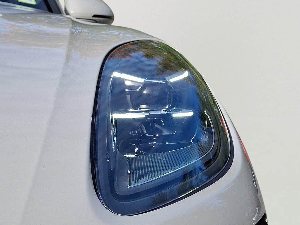 Used 2024 Porsche Macan AWD/4WD image 10