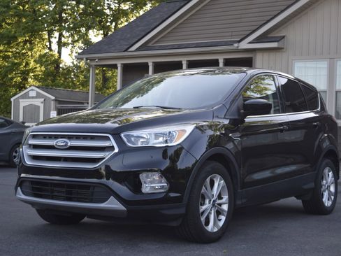 Used 2017 Ford Escape SE FWD image 1