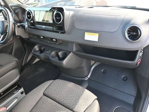 Used 2022 Mercedes-Benz Sprinter 2500 image 9