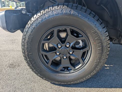 Used 2022 Jeep Gladiator Willys image 11