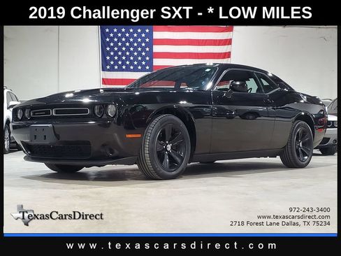 Used 2019 Dodge Challenger SXT RWD image 1