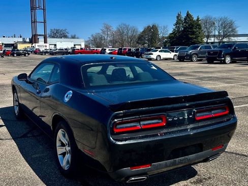 Used 2022 Dodge Challenger SXT image 2