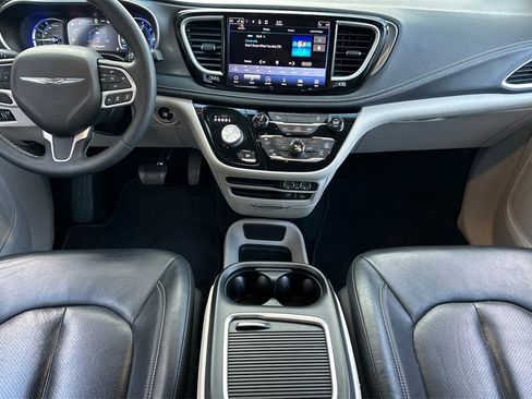 Used 2022 Chrysler Pacifica Touring-L image 10