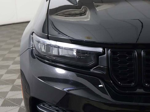 Used 2023 Jeep Grand Cherokee Altitude image 12