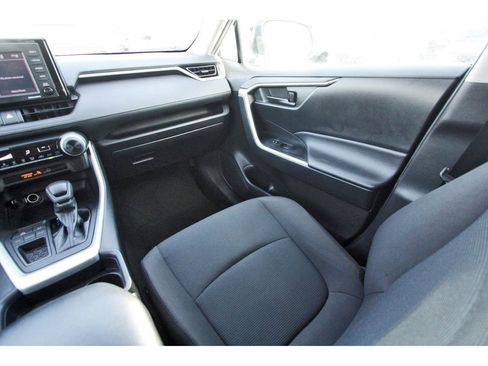 Used 2021 Toyota RAV4 LE image 13