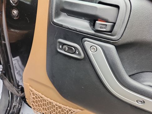 Used 2017 Jeep Wrangler Unlimited Sahara w/ Connectivity Group image 42