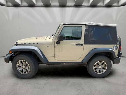 Used 2017 Jeep Wrangler Rubicon w/ Power Convenience Group AWD/4WD image 2