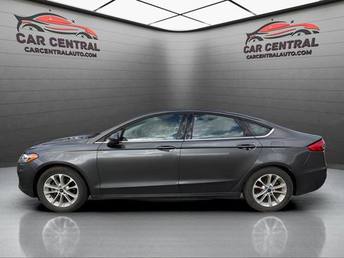 Used 2020 Ford Fusion SE image 2