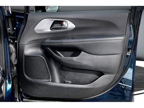 Used 2025 Chrysler Pacifica Limited image 21