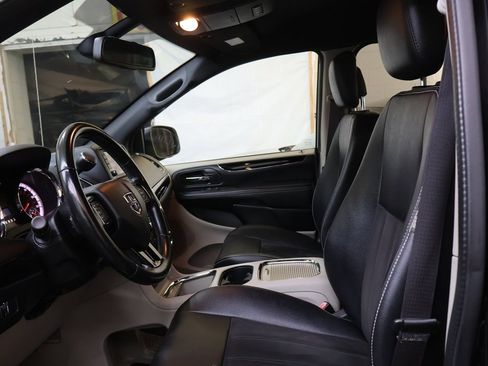 Used 2019 Dodge Grand Caravan SXT image 17