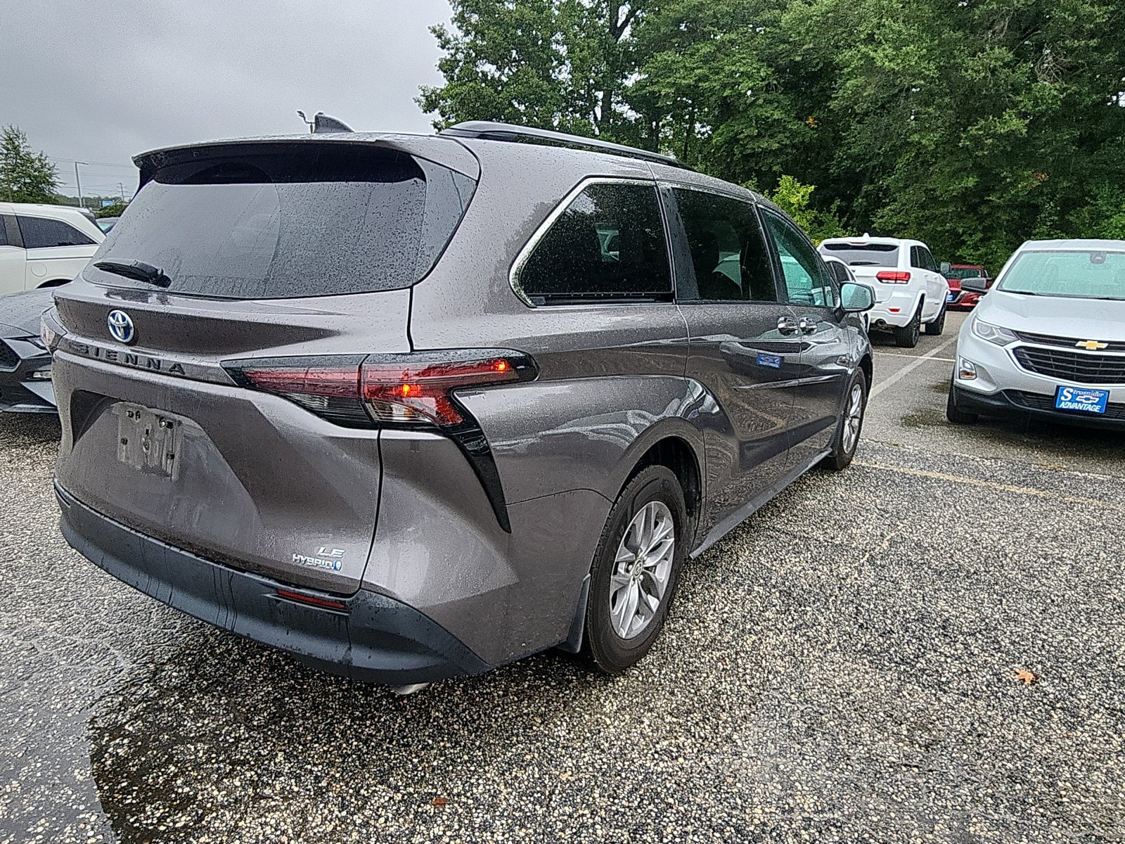 Used 2024 Toyota Sienna LE w/ LE Plus Package FWD image 5
