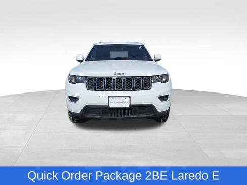 Used 2019 Jeep Grand Cherokee Laredo image 2