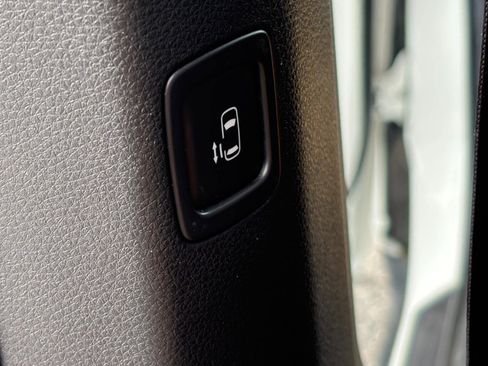 Used 2023 Kia Carnival LX image 15