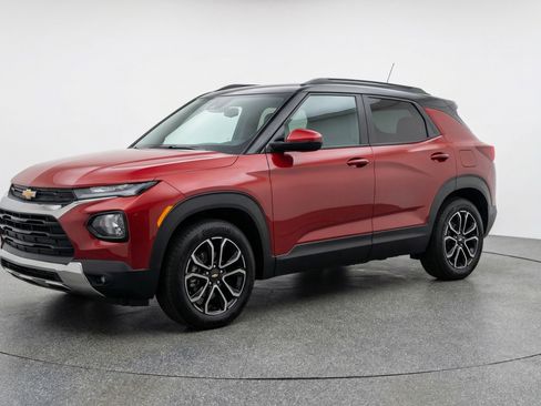 Used 2025 Chevrolet TrailBlazer LT image 3