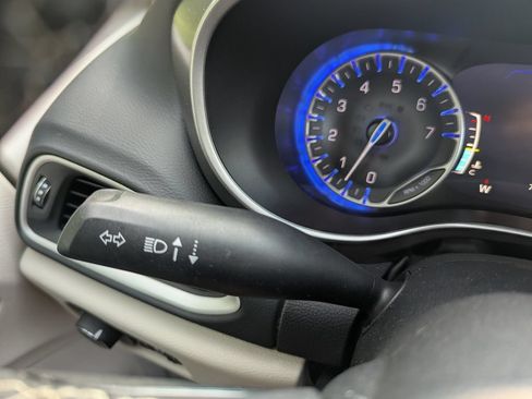 Used 2023 Chrysler Pacifica Touring-L FWD image 26
