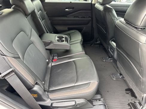 Used 2025 Nissan Pathfinder SL FWD image 18