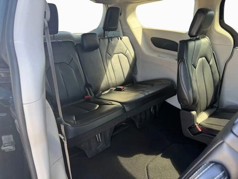 Used 2023 Chrysler Pacifica Touring-L image 34