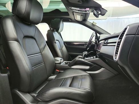 Used 2020 Porsche Cayenne AWD/4WD image 29