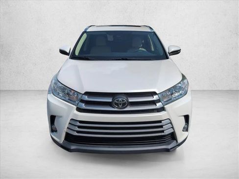 Used 2019 Toyota Highlander XLE FWD image 2