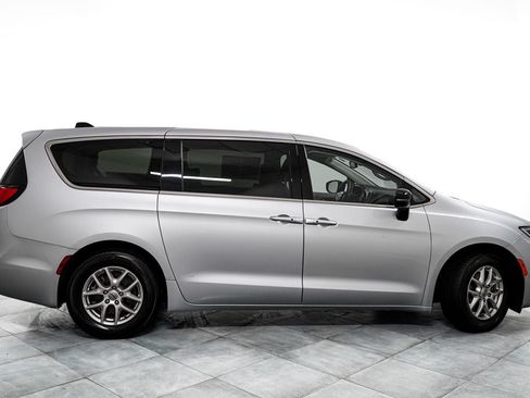 Used 2024 Chrysler Pacifica Touring-L FWD image 7