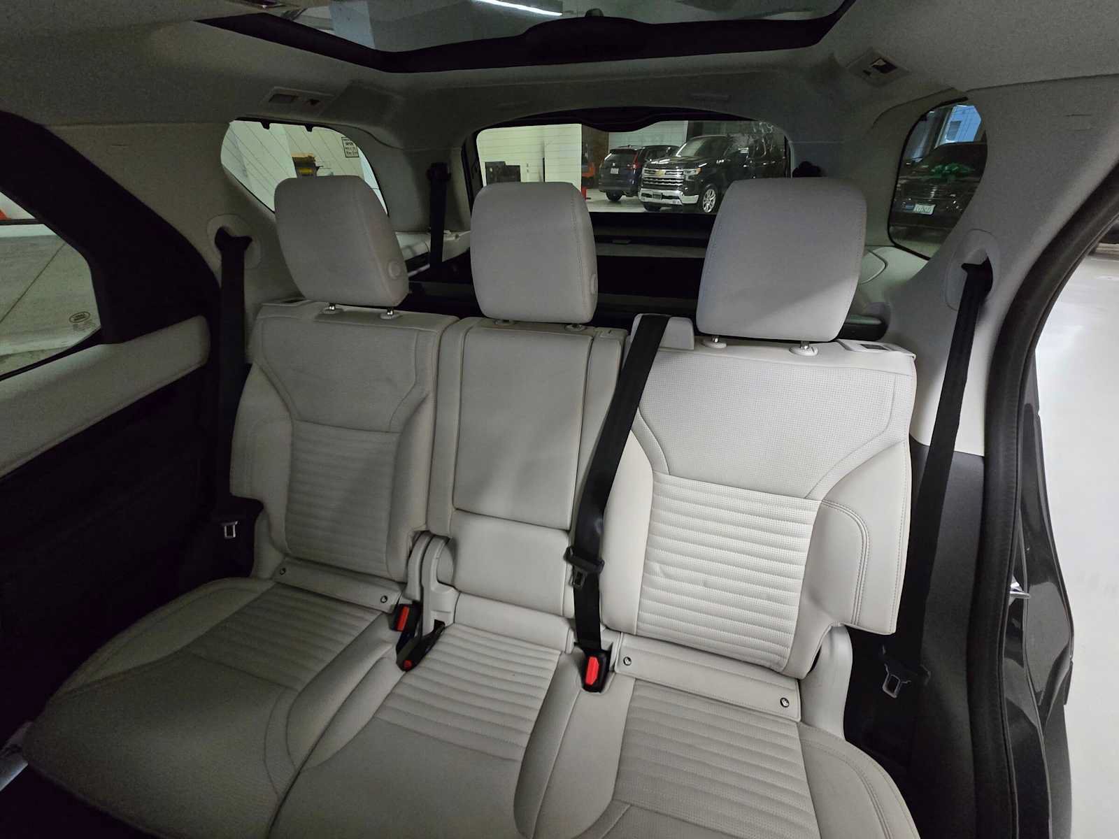 Used 2025 Land Rover Discovery S AWD/4WD image 18