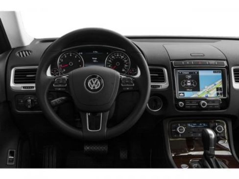 Used 2015 Volkswagen Touareg Lux image 7