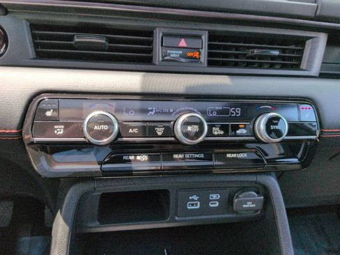 Used 2025 Honda Pilot TrailSport image 17