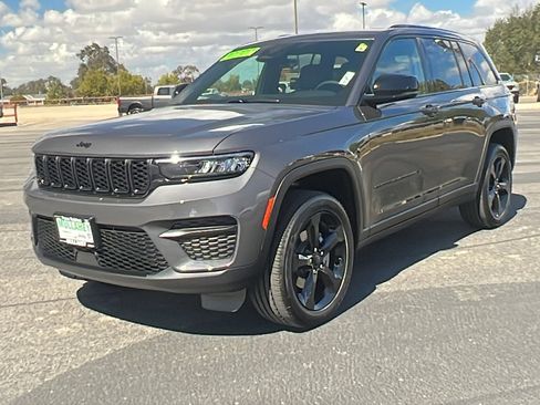 New 2025 Jeep Grand Cherokee Altitude image 7