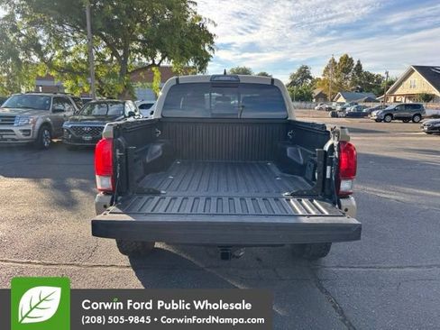Used 2017 Toyota Tacoma TRD Off-Road w/ Premium & Technology Package AWD/4WD image 27