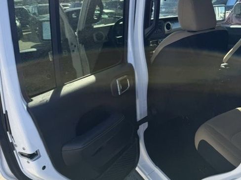 Used 2018 Jeep Wrangler Unlimited Sahara w/ Cold Weather Group image 31