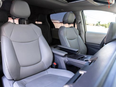 Used 2021 Toyota Sienna XLE FWD image 35