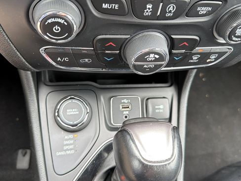 Used 2023 Jeep Cherokee Altitude Lux AWD/4WD image 21