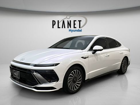 Certified 2025 Hyundai Sonata Limited FWD image 2