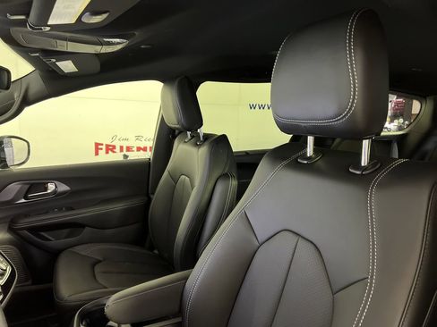 New 2026 Chrysler Pacifica Select image 11