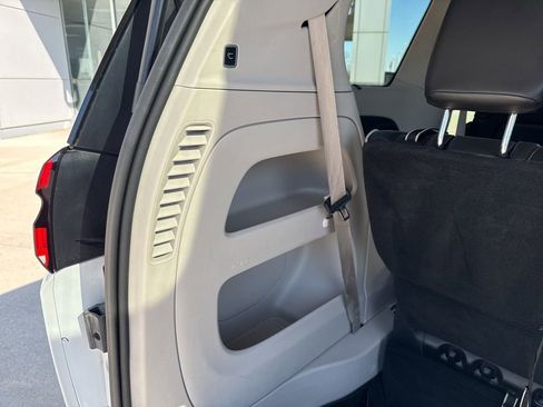 Used 2023 Chrysler Pacifica Limited FWD image 39
